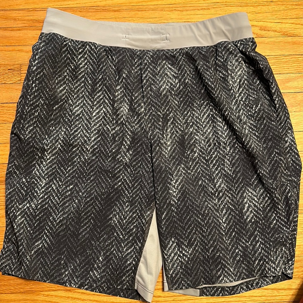 Large Lulu lemon shorts 7”